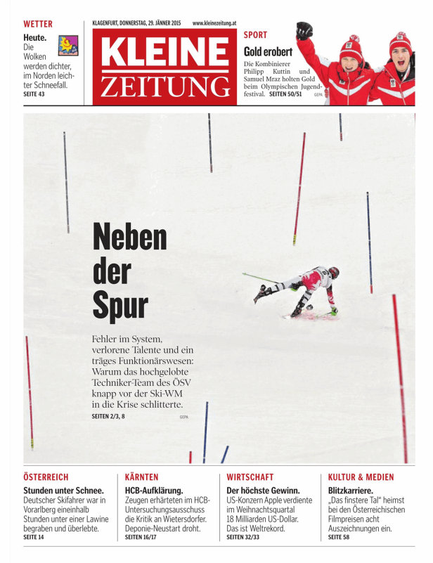 Ein Skirennläufer stürzt während eines Rennens zwischen roten und blauen Toren.