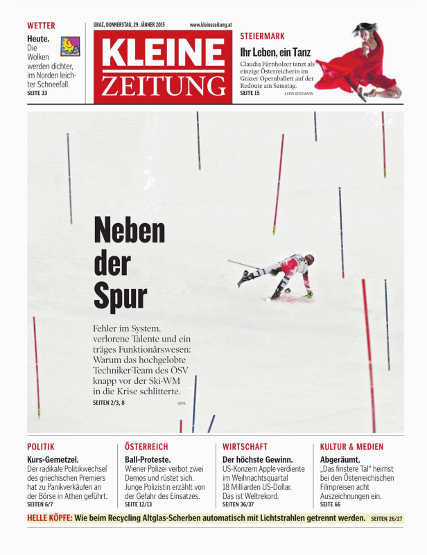 Ein Skirennläufer stürzt während eines Slalomrennens.