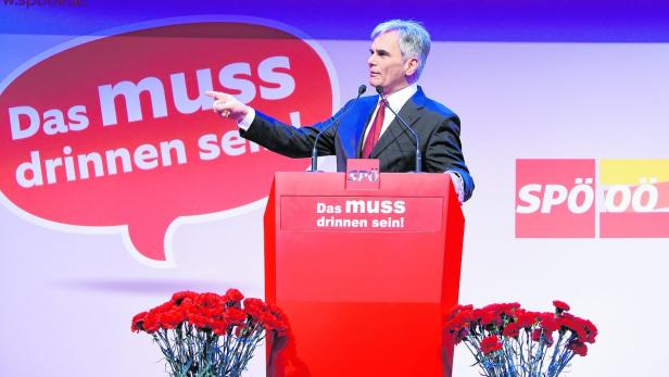 Ein Mann in Anzug steht an einem Rednerpult der SPÖ und gestikuliert.