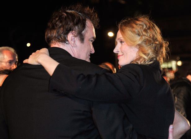 Quentin Tarantino und Uma Thurman umarmen sich auf einer Veranstaltung.