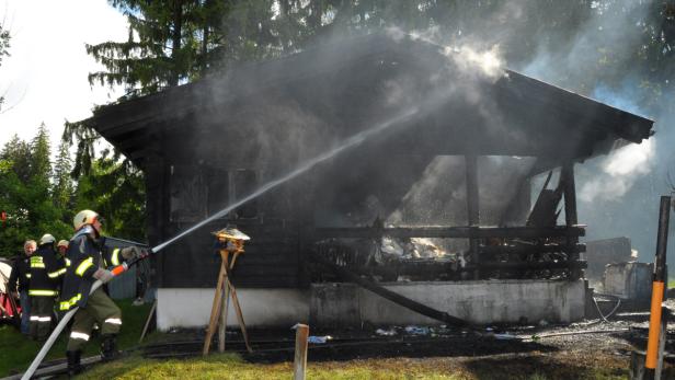 Holzhaus in Flammen: Großeinsatz in Schenkenfelden