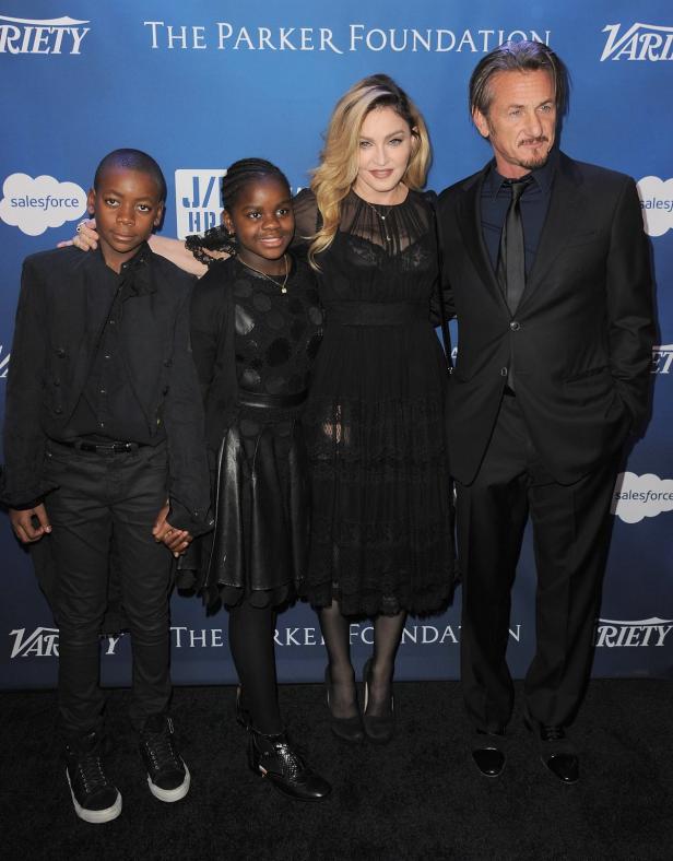 Madonna, Sean Penn und zwei Kinder posieren auf einer Veranstaltung.