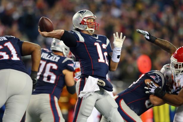 Ein Quarterback der New England Patriots wirft einen Football.