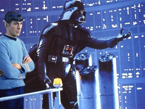 Darth Vader und Spock stehen zusammen vor einer futuristischen Kulisse.