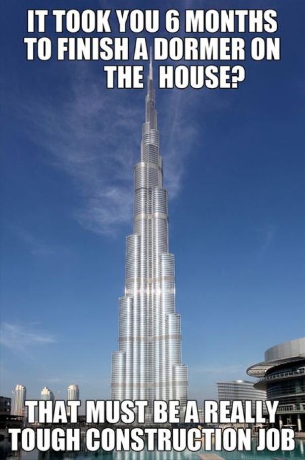 Der Burj Khalifa Wolkenkratzer in Dubai ragt in den blauen Himmel.