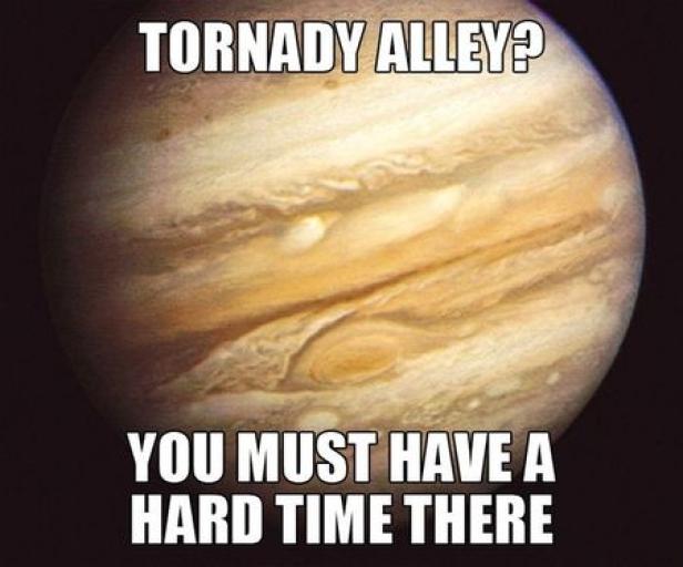Eine humorvolle Darstellung des Jupiters mit dem Text „Tornado Alley? You must have a hard time there.“.