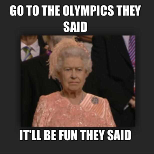 Königin Elisabeth II. mit einem mürrischen Gesichtsausdruck.