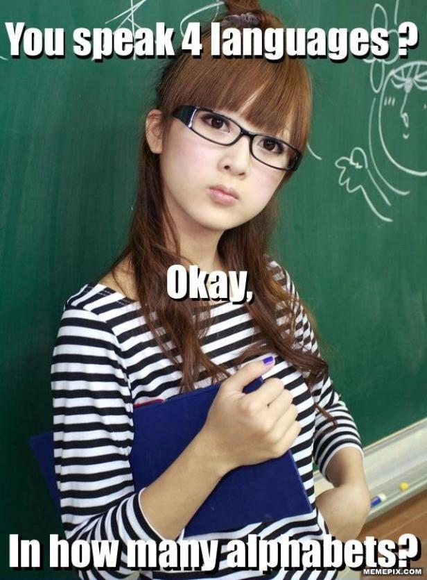 Eine junge Frau mit Brille steht vor einer Tafel und hält ein Buch.