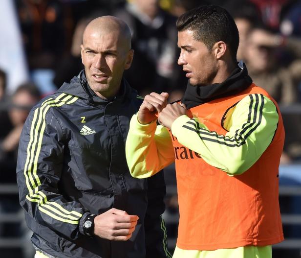 Zinedine Zidane und Cristiano Ronaldo stehen auf dem Trainingsplatz.