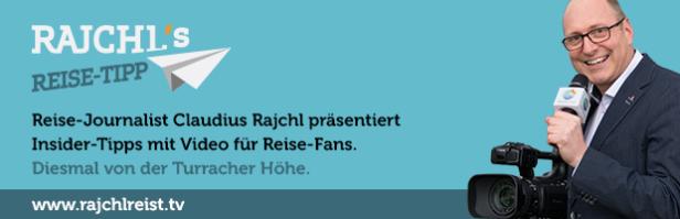 Reisejournalist Claudius Rajchl präsentiert Reisetipps mit einem Mikrofon in der Hand.
