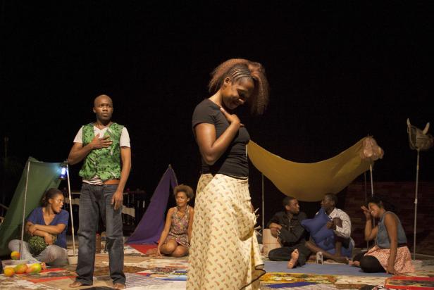 Eine Gruppe von Schauspielern auf einer Bühne während einer Aufführung.