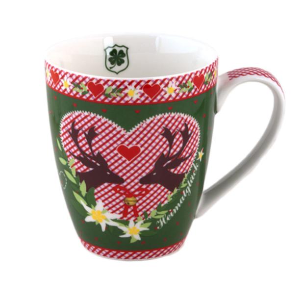 Eine grüne Tasse mit einem Herzmuster, Hirschen und Edelweißblüten.