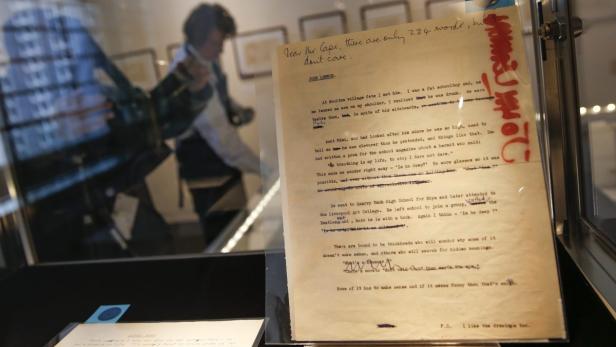 Ein handgeschriebener Brief von John Lennon an „Mr. Cape“ wird in einer Vitrine ausgestellt.