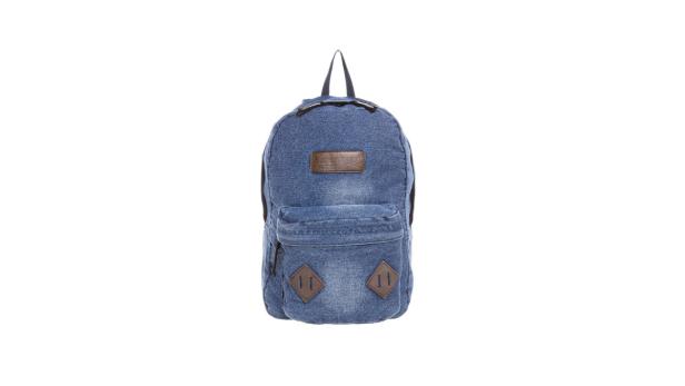 Ein blauer Jeans-Rucksack vor einem weißen Hintergrund.