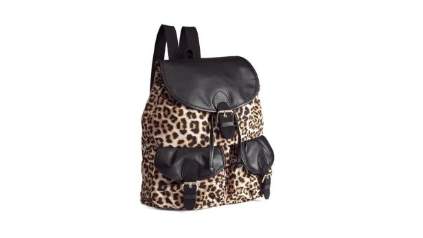 Ein Rucksack mit Leopardenmuster und schwarzen Lederakzenten.