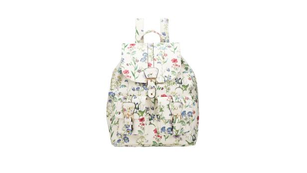 Ein weißer Rucksack mit einem Blumenmuster.