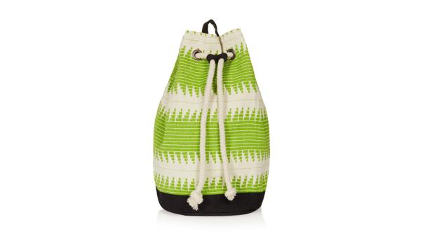 Ein grüner und weißer Turnbeutel mit Kordelzug vor einem weißen Hintergrund.