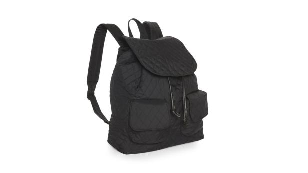 Ein schwarzer, gesteppter Rucksack mit Kordelzug und zwei aufgesetzten Taschen.