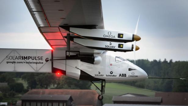 Das Solarflugzeug „Solar Impulse“ kurz vor dem Start.