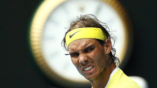 Rafael Nadal mit gelbem Stirnband während eines Tennisspiels.