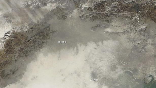 Eine Satellitenaufnahme von Peking und Tianjin, die von Dunst bedeckt sind.