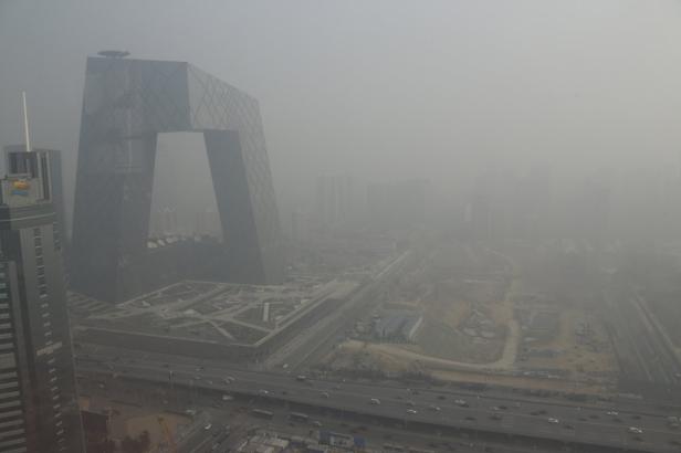 Das CCTV-Hauptquartier in Peking ist von Smog verhüllt.