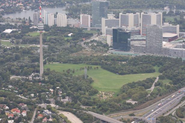 Luftaufnahme von Wien mit dem Donauturm und der UNO-City im Hintergrund.
