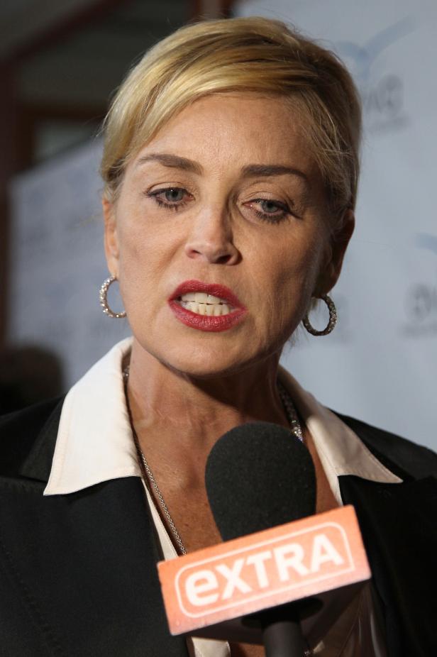 Sharon Stone spricht in ein Mikrofon von „Extra“.