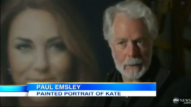 Paul Emsley steht vor seinem gemalten Porträt von Kate Middleton.