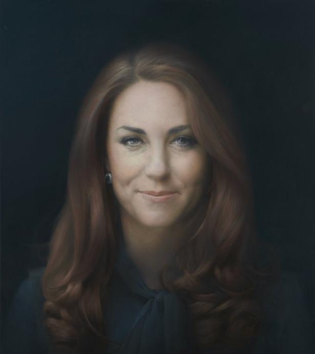 Ein Porträt von Catherine, Princess of Wales, mit langen, gewellten braunen Haaren.