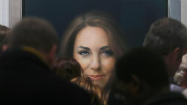 Ein Porträt von Catherine, Princess of Wales, umgeben von Menschen.