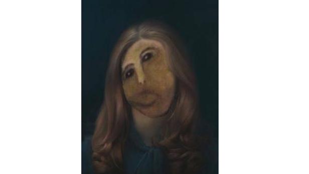 Ein Porträt einer Frau mit einer ungewöhnlichen, maskenartigen Gesichtsbemalung.