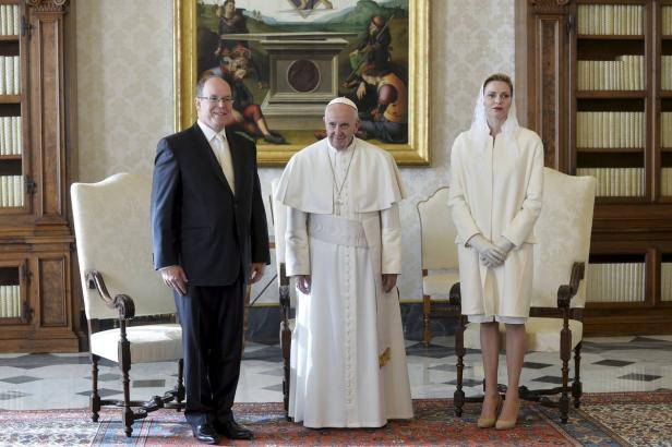 Privileg: Charlene ganz in Weiß bei Papst Franziskus