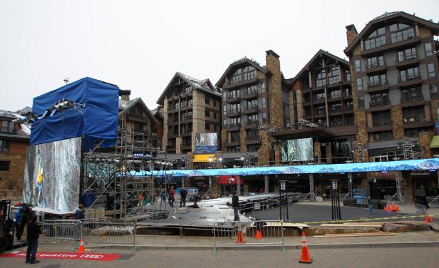 An der Polaris Plaza in Vail werden Eröffnung und Konzerte vorbereitet Eine Bühne wird vor mehrstöckigen Gebäuden aufgebaut.