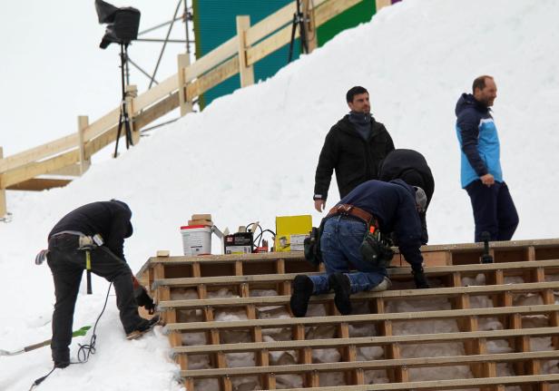 Auch Beaver Creek ist erst fast fertig Bauarbeiter errichten eine Holzkonstruktion im Schnee.