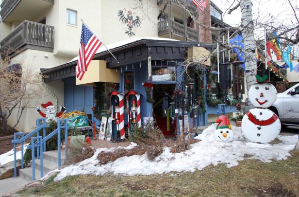 Kitsch as Kitsch can: Nicht alles in Vail trifft jedermanns Geschmack Ein mit weihnachtlichen Dekorationen geschmücktes Geschäft im Winter.