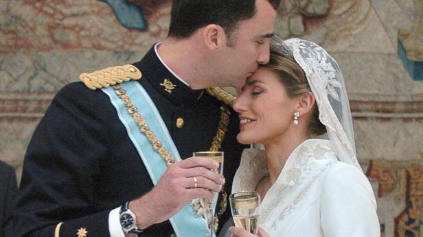 König Felipe VI. küsst seine Braut Letizia Ortiz auf der Hochzeit.