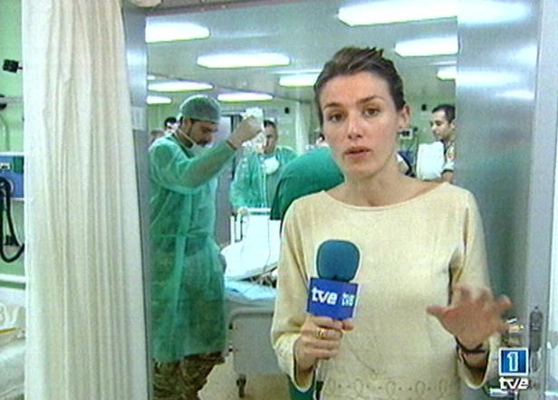 Eine Reporterin von TVE berichtet aus einem Krankenhaus.