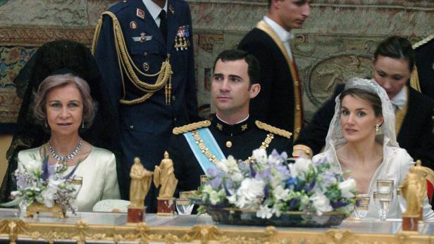 Königin Sofia, König Felipe und Königin Letizia sitzen an einem Tisch.