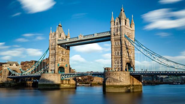 Der Tower Bridge in London unter einem blauen Himmel.