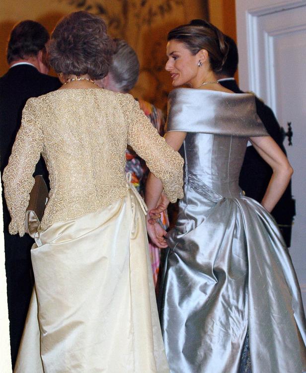 Königin Sofia und Letizia von Spanien bei einer Veranstaltung.