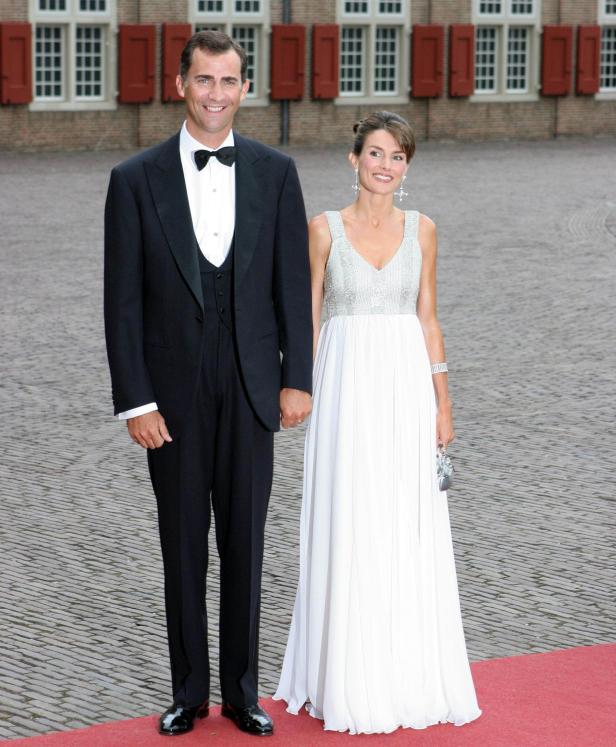 König Felipe VI. und Königin Letizia von Spanien Hand in Hand.