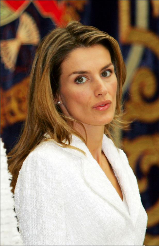 Porträt von Königin Letizia von Spanien mit weißem Blazer.