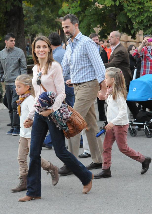König Felipe und Königin Letizia mit ihren Töchtern auf einem Spaziergang.