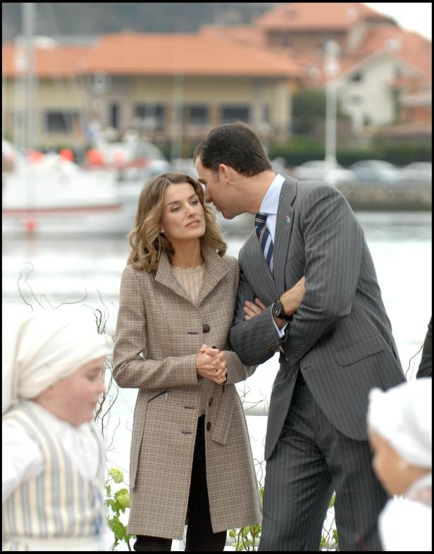 König Felipe VI. flüstert Königin Letizia etwas ins Ohr.
