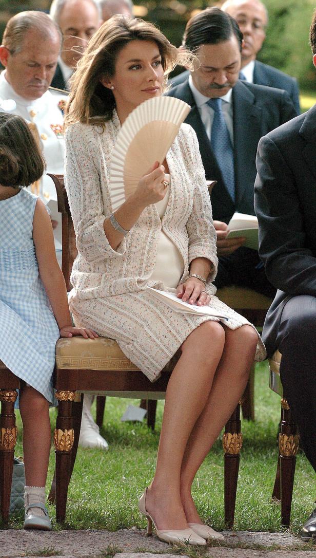 Königin Letizia von Spanien sitzt mit einem Fächer in der Hand bei einer Veranstaltung.