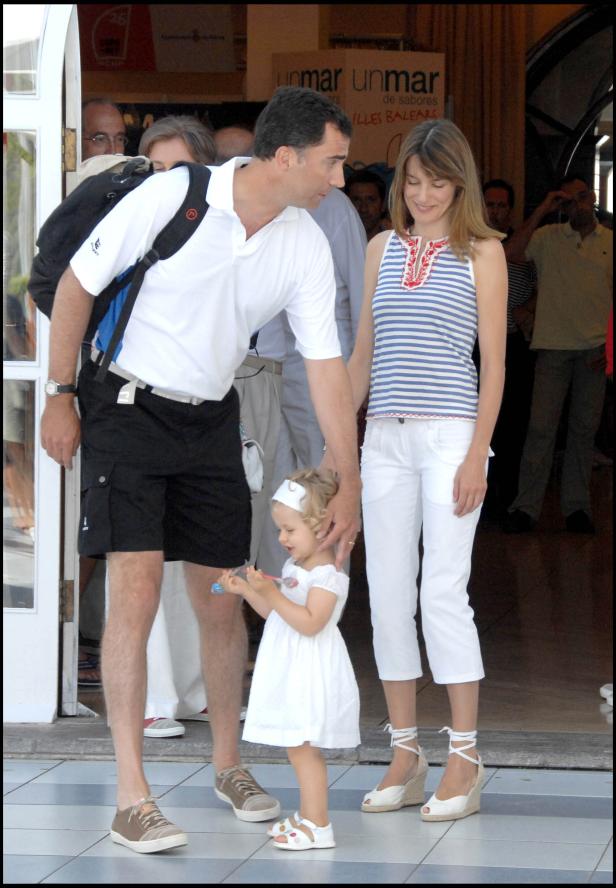 König Felipe, Königin Letizia und Prinzessin Sofía verlassen ein Gebäude.