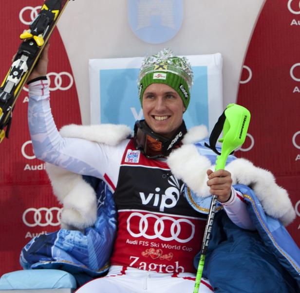 Ein Skirennläufer mit Krone und Umhang feiert seinen Sieg in Zagreb.