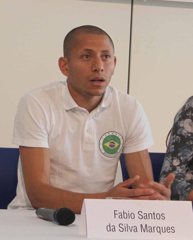 Fabio Santos da Silva Marques bei einer Pressekonferenz.
