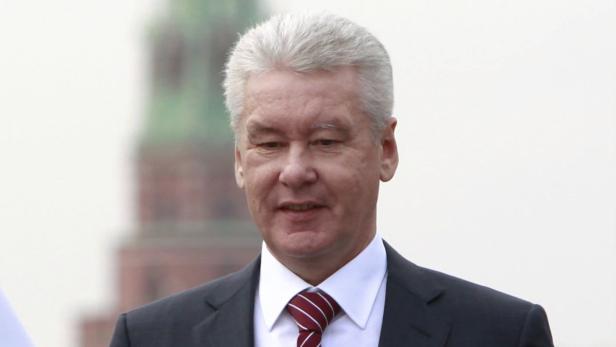 Sergei Sobjanin, der Bürgermeister von Moskau, in einem dunklen Anzug und einer rot-weiß gestreiften Krawatte.